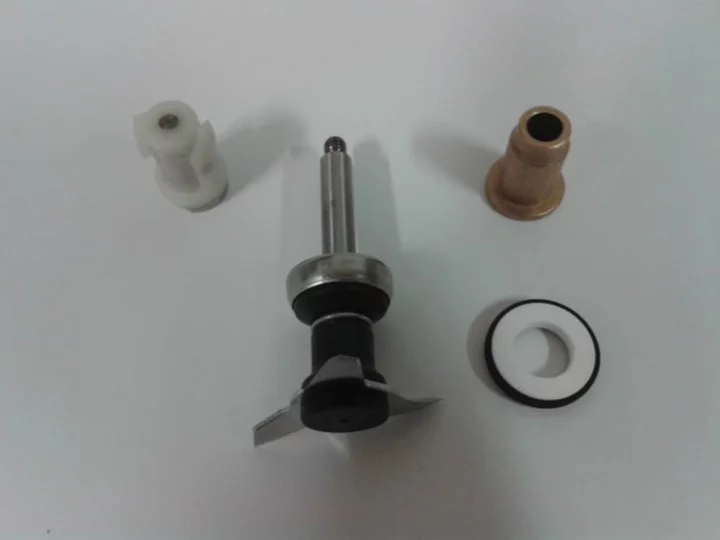 ROBOT COUPE s.n.c. NŮŽ MIXÉRU VČ. TĚSNĚNÍ A MOSAZNÉHO POUZDRA